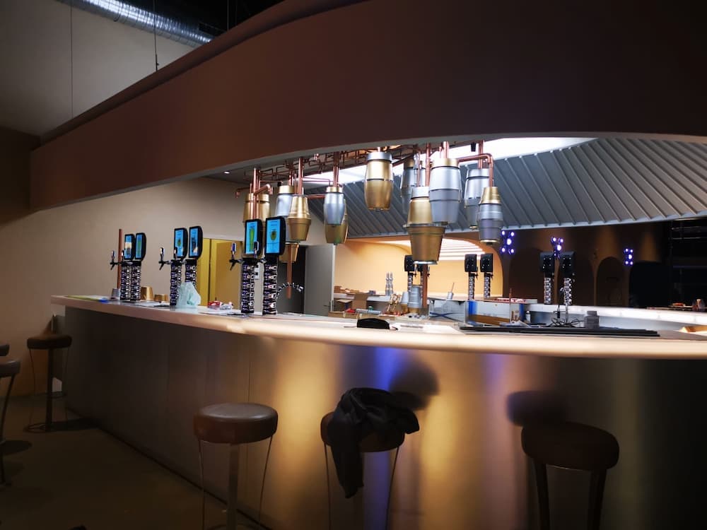 At The Mos Bar - Le Bar